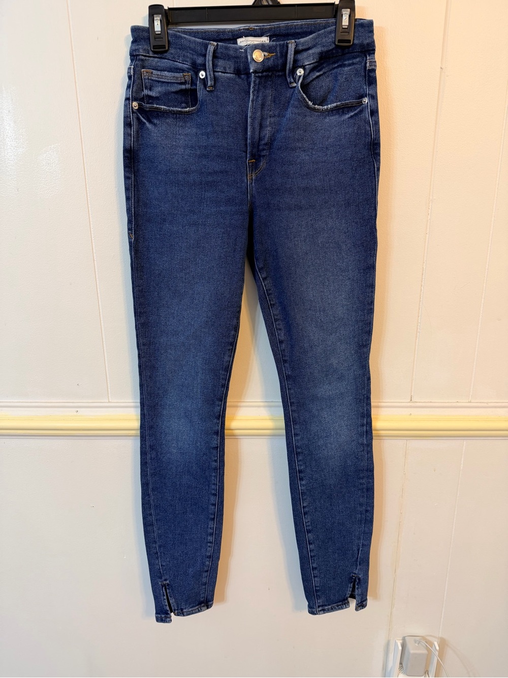 Good American Skinny Twisted Slit Jeans in Medium Blue Wash